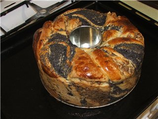 Festive intertwined cake