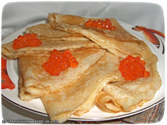 Panqueques hechos de masa vieja (agria) con salmón y queso mascarpone