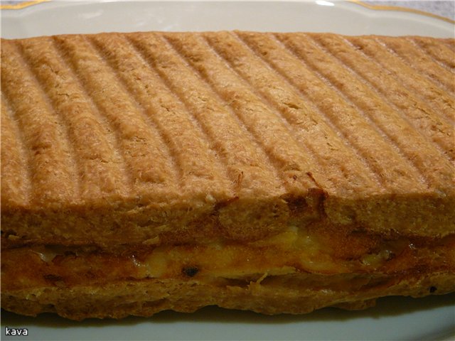 Pastel relleno de cebolla y queso (rápido)