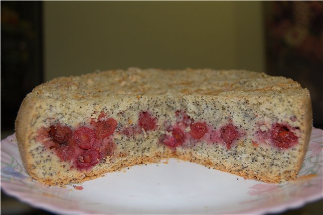 Cherry-poppy cake na may mga mani (oven, mabagal na kusinilya)