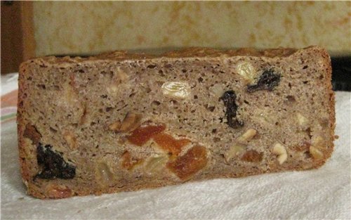 Pane di segale con frutta secca e noci