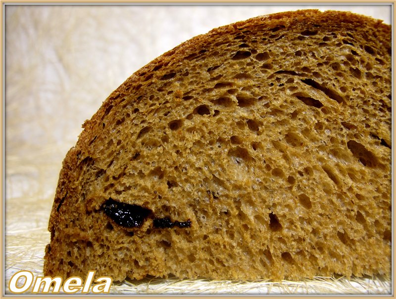 Tarwe-roggebrood met pruimen in de Bork broodbakmachine