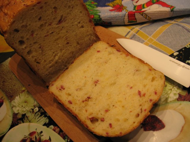 Snack tinapay (na may keso, dill at salami) (tagagawa ng tinapay)