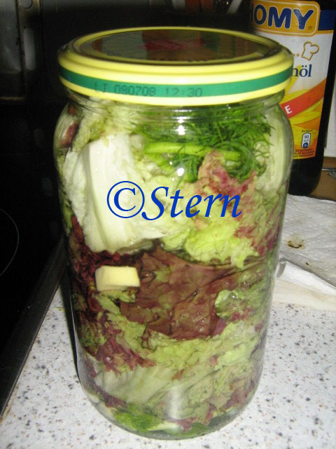 Hojas de ensalada verde en escabeche