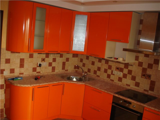 Maniac's droom. Keuken in lichtgroene en oranje kleuren.