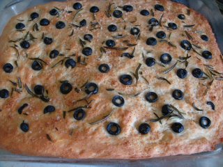 Focaccia con romero y aceitunas