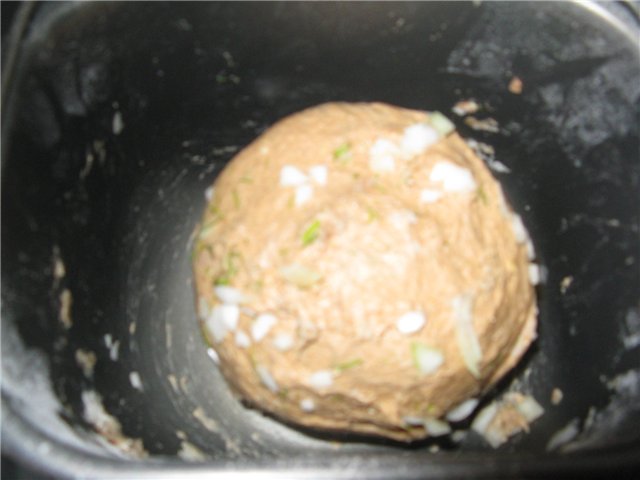 Tomato wheat-rye bread with onions, cheese and herbs (bread maker)