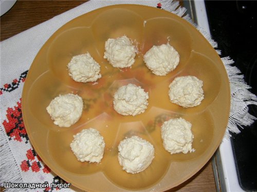 Pastel de chocolate con bolas de cuajada