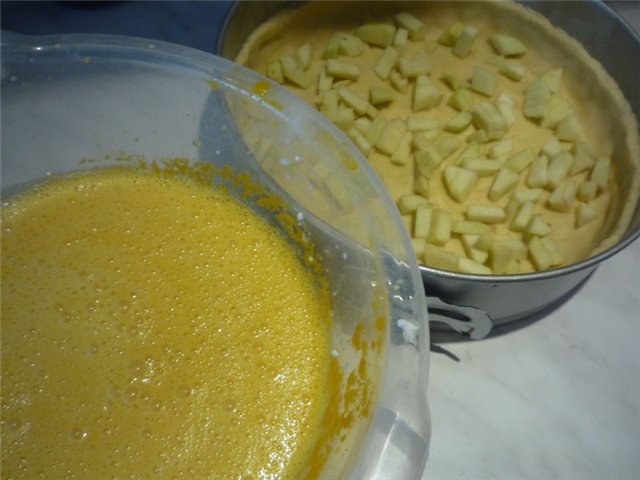 Pastel de miel y espino amarillo con manzanas