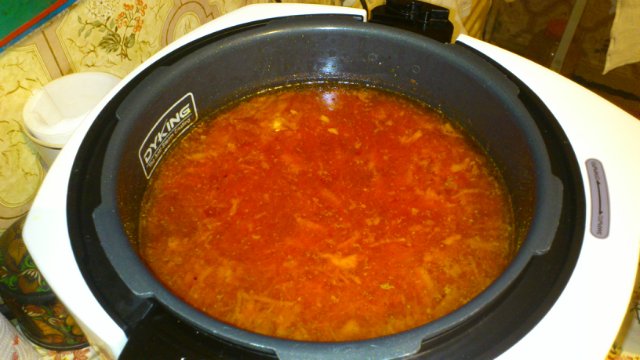 Borsch vermell amb costelles de porc a l'olla a pressió Oursson