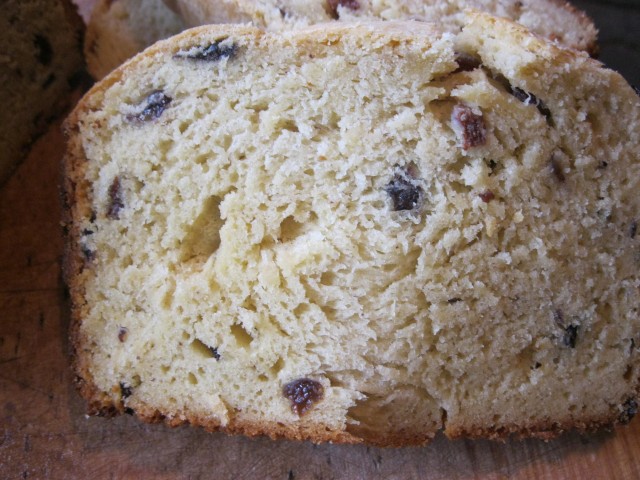 Boterbrood met rozijnen in een broodbakmachine