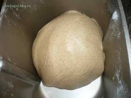 Pane di segale di grano con condimento alla maionese.