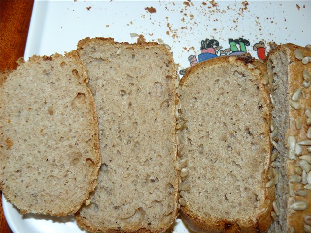 Pane Darnitsa con lievito eterno in una macchina per il pane