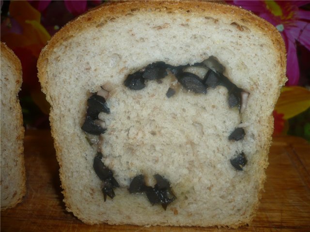 Pane con ripieno mediterraneo.