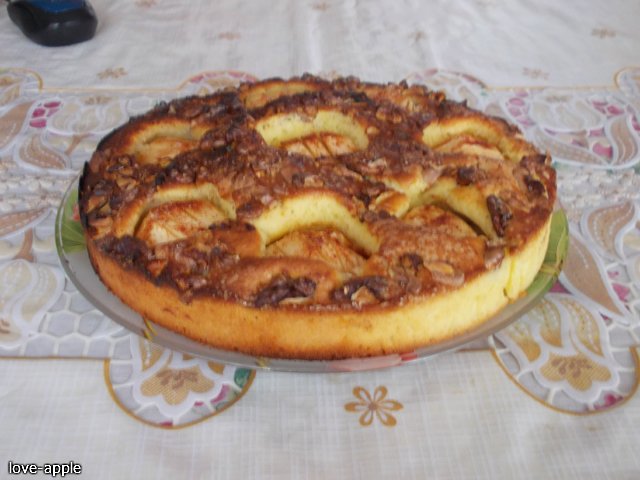 Mosaico de manzana con tarta de avellana