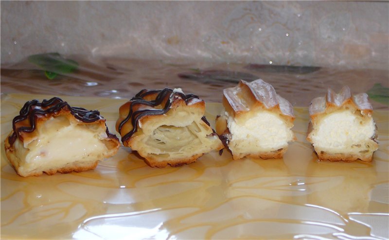 Eclairs e profiteroles con crema pasticcera, panna montata e formaggio Philadelphia