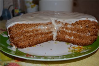 Isang napaka-simpleng honey cake (multicooker Aurora)