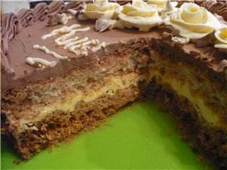 Kijevi torta kesudióval