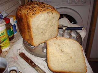 Fransk brød med løk i en brødmaker (av Bulochka)