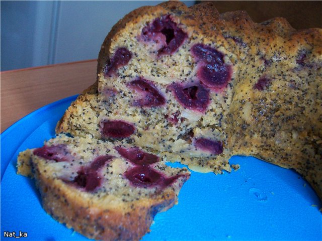 Cherry-poppy cake na may mga mani (oven, mabagal na kusinilya)