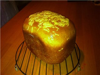 Pane al formaggio in una macchina per il pane