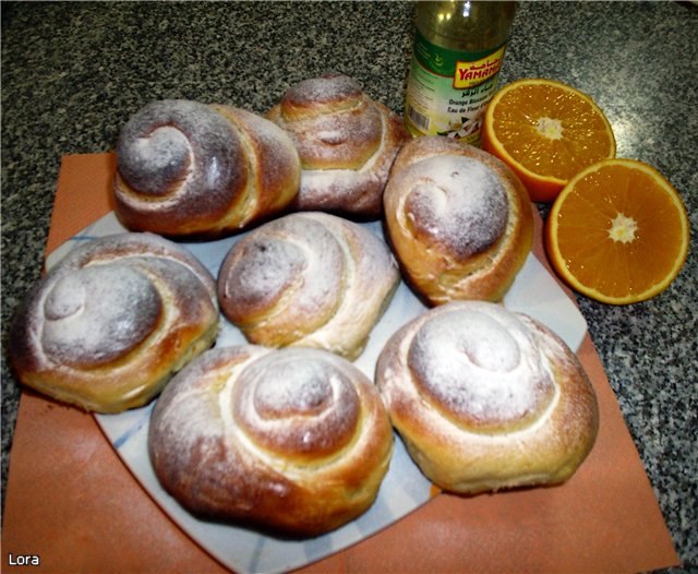 Buns with orange blossom and cinnamon Ensaimada