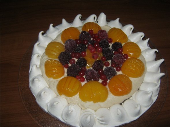 Meringue cake with fruit