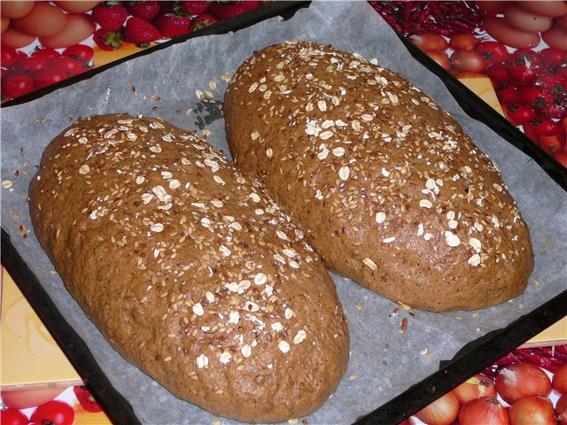 Geurig brood met granen in de oven