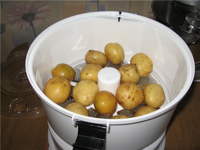 Electric potato peeler