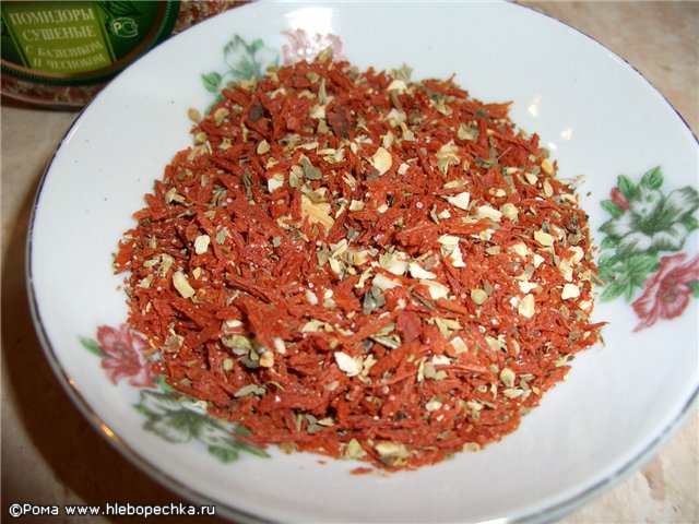 Wheat-rye bread with sheep cheese, dried tomatoes and spices (oven)