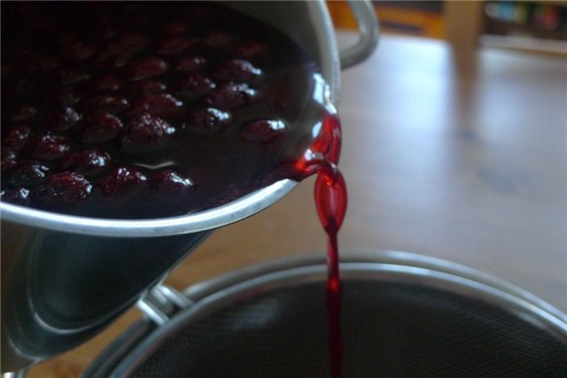 Cómo hacer mermelada de cerezas cubierta de chocolate