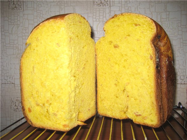 Pane dolce alla zucca in una macchina per il pane