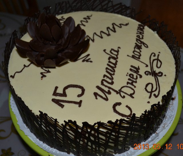 Mga Cake na Pinalamutian ng Chocolate