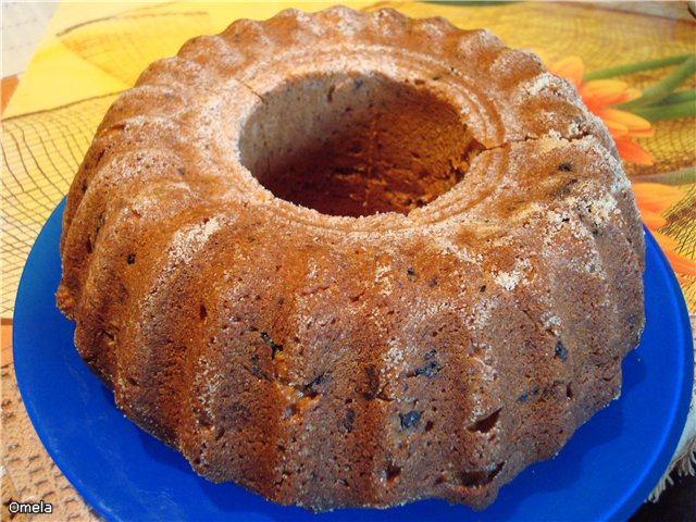 Curd cake with raisins and dried apricots