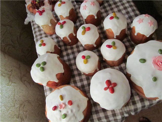 Kulich עם Myasoedovskaya בתנור (כיתת אמן)