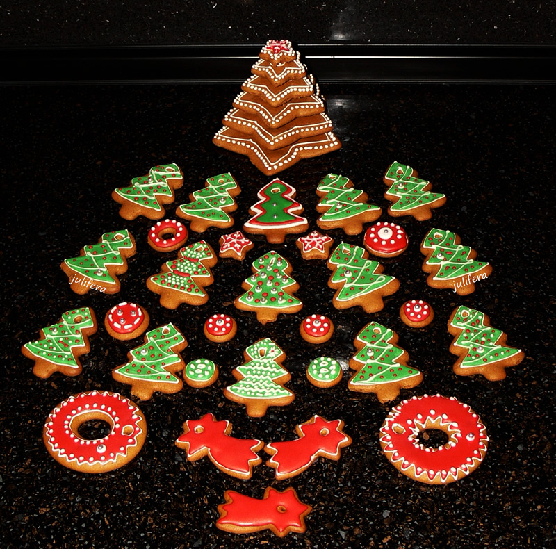 Biscotti delicati (pan di zenzero) sull'albero di Natale