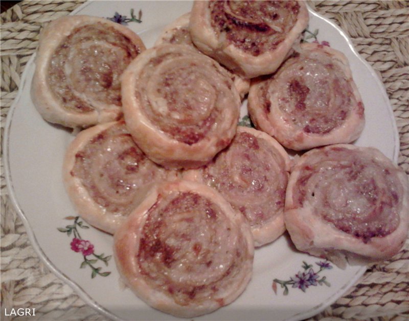 Burekas (rollos de hojaldre con carne picada)