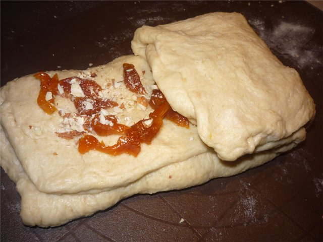 Pane con farina integrale, mandorle e albicocche secche per la colazione della domenica