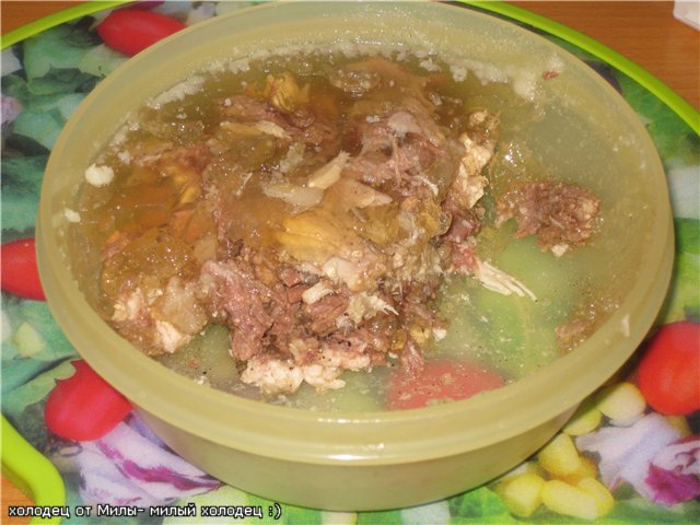 Carns gelatines (gelea) en una olla de cocció lenta