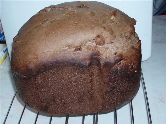 Pane al cioccolato con noci in una macchina per il pane