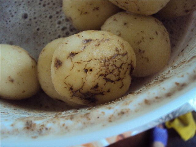 Electric potato peeler