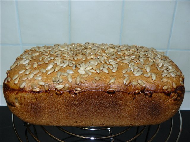 Pane Darnitsa con lievito eterno in una macchina per il pane