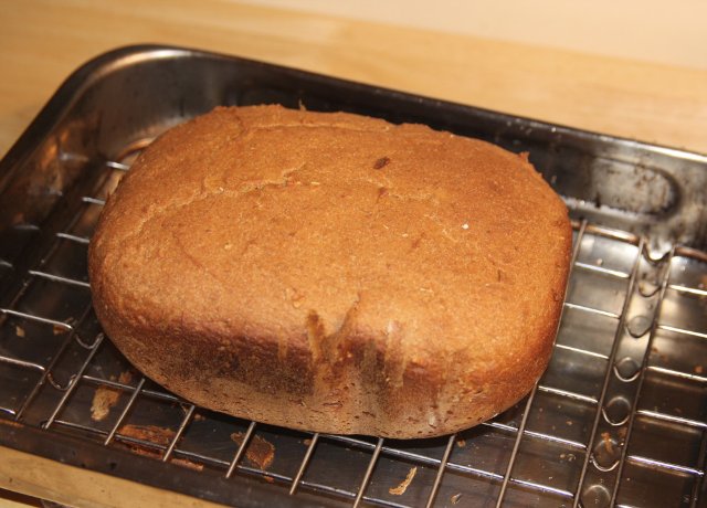 Pan de centeno y trigo simple en una panificadora