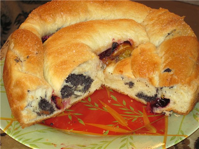 Spiral pie with poppy seeds and plums