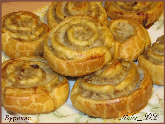 Burekas (rollos de hojaldre con carne picada)