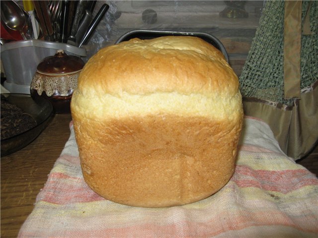 Tarwebrood met griesmeel in een broodbakmachine