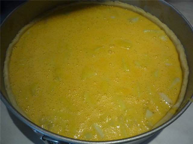 Pastel de miel y espino amarillo con manzanas