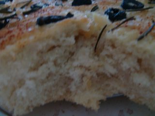 Focaccia rozmaringgal és olajbogyóval