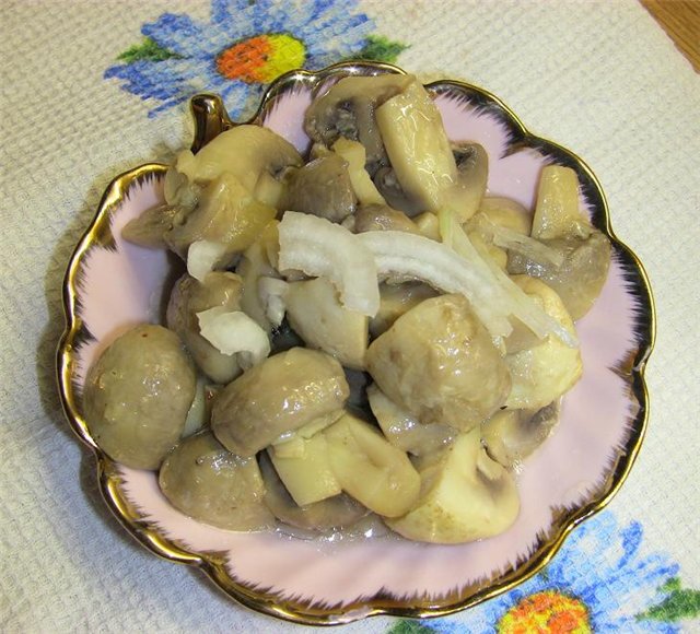 Ingemaakte champignons in huisstijl