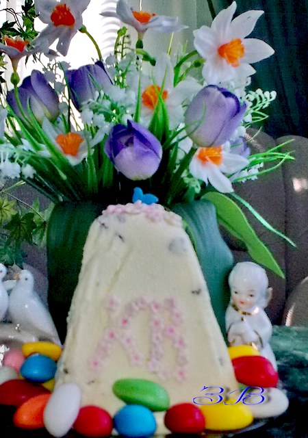 Examples of decorating Easter cakes and Easter